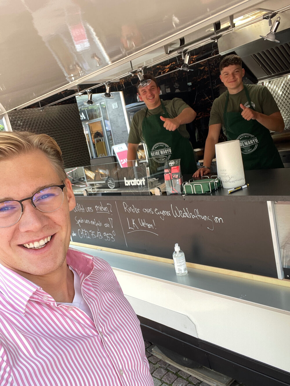 Constantin Jochims mit dem Farmer's Grill Team am Foodtruck